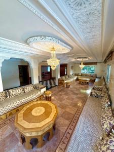 Villa Familiale Élégante avec Piscine Privée, Jardin & Sans Vis-à-V