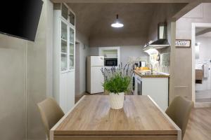 GuestHost - Katys Home - Central Apartment