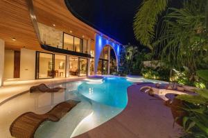 Luxury 6BR Tropical Villa with Beach Club Pool