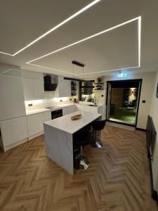 Luxury 3 Bed Boutique Home with 3 Ensuite Bedrooms