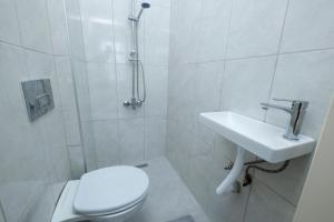 3-Bedroom Spacious Apartment with 2 Bathrooms