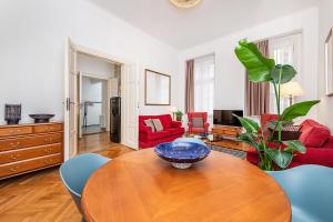 Central 2-bedroom with quiet courtyard view