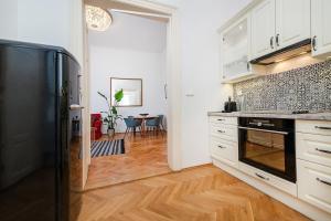 Central 2-bedroom with quiet courtyard view