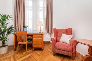 Central 2-bedroom with quiet courtyard view