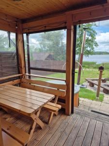 Siedlisko nad jeziorem Skarlińskim 5B, mazury, jezioro, domek, bania