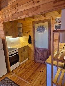 Siedlisko nr 5A nad jeziorem Skarlińskim, jezioro, mazury, domki letniskowe, bania