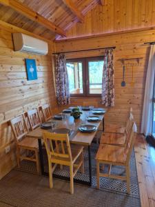 Siedlisko nr 5A nad jeziorem Skarlińskim, jezioro, mazury, domki letniskowe, bania