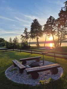 Siedlisko nr 4E i 4F nad jeziorem Skarlińskim, jezioro, mazury, domki letniskowe, bania