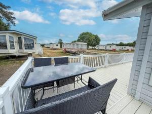 Stunning 4 Berth Lodge With Decking At Breydon Water In Norfolk Ref 10094B