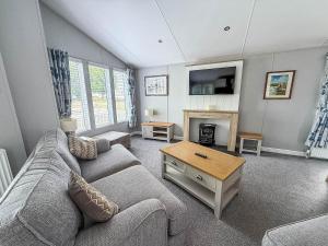 Stunning 4 Berth Lodge With Decking At Breydon Water In Norfolk Ref 10094B