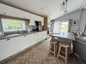 Stunning 4 Berth Lodge With Decking At Breydon Water In Norfolk Ref 10094B