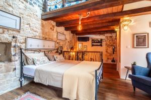 Traditional apartment Vedran in a stone house in the very center of Trogir