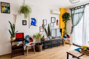 Beach and Peaches Sunny 2BR Flat