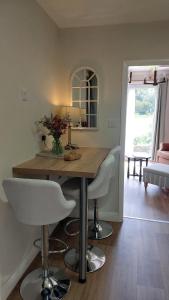 Dog friendly cute cottage in N Yorks village 10 miles nth of York