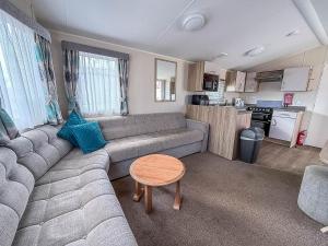 Great Caravan For Hire By The Beach In Norfolk, By Hunstanton Beach Ref 13005L