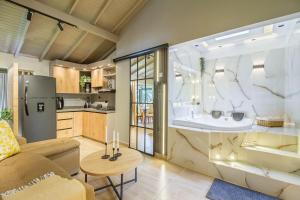 Apartment with Private Jacuzzi and Prime Location