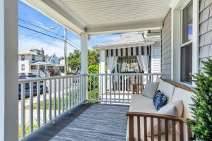 Prof Managed Backyard 5 Blocks to Beach