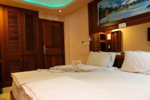 Six In Lodge