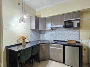 CozyNest in Avida Riala IT Park T2, Pool,Fast WIFI