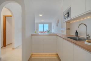 Luxurious 2-Bedroom Apartment with Ocean View in Costa Adeje