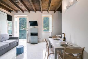 GuestHost - Lovely Lakefront Studio-Flat