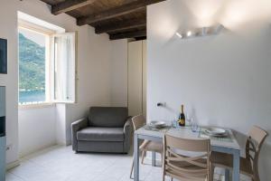 GuestHost - Lovely Lakefront Studio-Flat