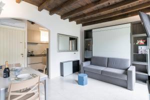 GuestHost - Lovely Lakefront Studio-Flat