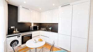 Elegant 1BR Free Parking Near Metro and Dom Luis I