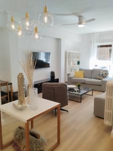 Espacioso, 4 Hab, Parking Gratis & Lic: EBI-02928