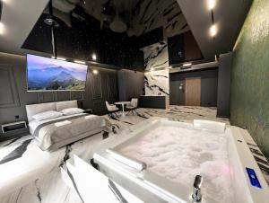 Deluxe Starlight Jacuzzi Apartment & Parking