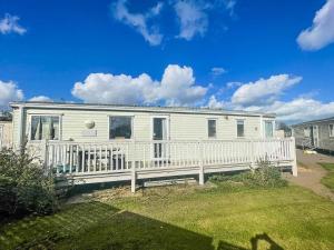 Stunning 6 Berth Caravan For Hire In Norfolk, Close To The Beach, Ref 19129S