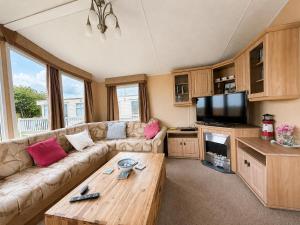 Stunning 6 Berth Caravan For Hire In Norfolk, Close To The Beach, Ref 19129S