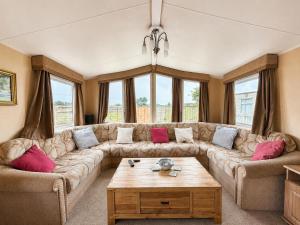 Stunning 6 Berth Caravan For Hire In Norfolk, Close To The Beach, Ref 19129S
