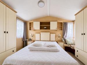Stunning 6 Berth Caravan For Hire In Norfolk, Close To The Beach, Ref 19129S