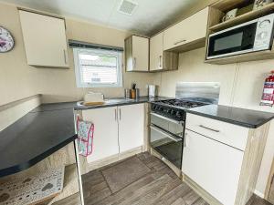 Wonderful 6 Berth Caravan With Decking & River Views At Heacham Beach Ref 21003A
