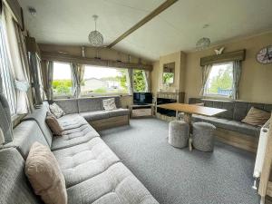 Wonderful 6 Berth Caravan With Decking & River Views At Heacham Beach Ref 21003A