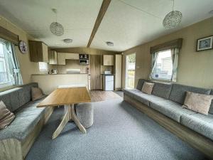 Wonderful 6 Berth Caravan With Decking & River Views At Heacham Beach Ref 21003A