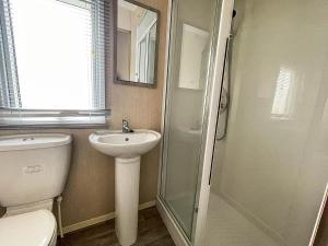 Wonderful 6 Berth Caravan With Decking & River Views At Heacham Beach Ref 21003A