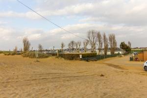 Wonderful 6 Berth Caravan With Decking & River Views At Heacham Beach Ref 21003A