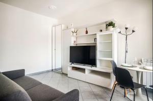 Chic Studio con Cucina Indipendente e Terrazzino