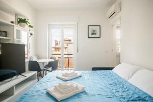 Chic Studio con Cucina Indipendente e Terrazzino