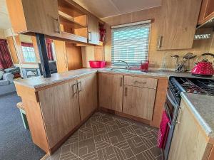 Great 6 Berth Caravan With Side Decking In Heacham Ref 21054A