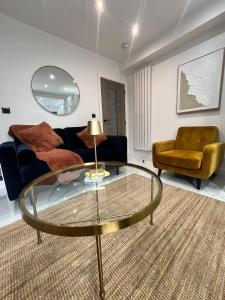 Modern home for family, friends and contractors