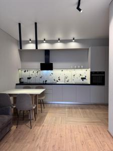Fontaine spacious apartment on Lvovskaya