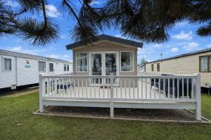 Lovely 8 Berth Caravan For Hire At Norfolks Seashore Haven Park Ref 22044G