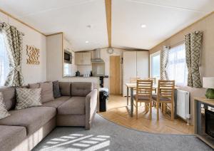 8 Berth Caravan For Hire Near Clacton-On-Sea In Essex Ref 26281E
