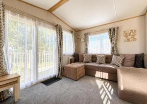 8 Berth Caravan For Hire Near Clacton-On-Sea In Essex Ref 26281E