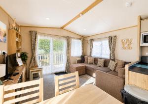 8 Berth Caravan For Hire Near Clacton-On-Sea In Essex Ref 26281E