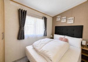 8 Berth Caravan For Hire Near Clacton-On-Sea In Essex Ref 26281E