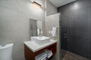 Beachside-2 Balconies, Elevator Access-Fresh Design